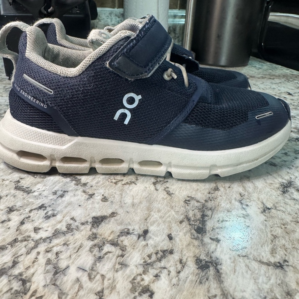 On Running Kids' Sneakers in Navy and Cream
